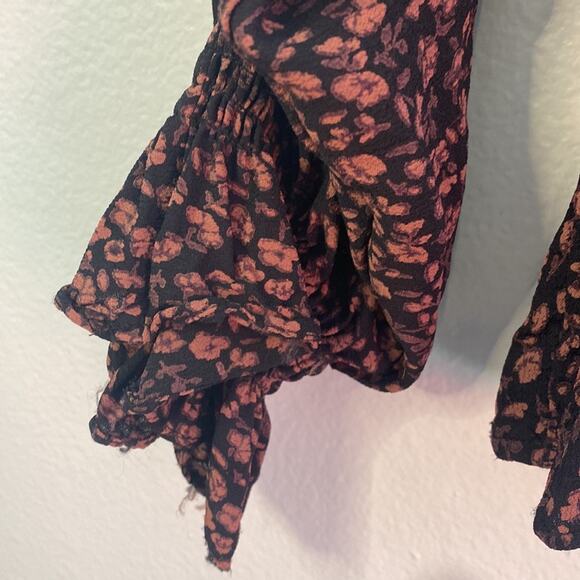 Free People dark floral bohemian elastic waist flowy  blouse size large - Picture 5 of 11